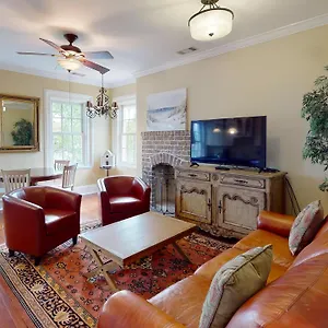 brand-new-listing-heated-pool-access-great-location-one.top-hotels-in-savannah.com/